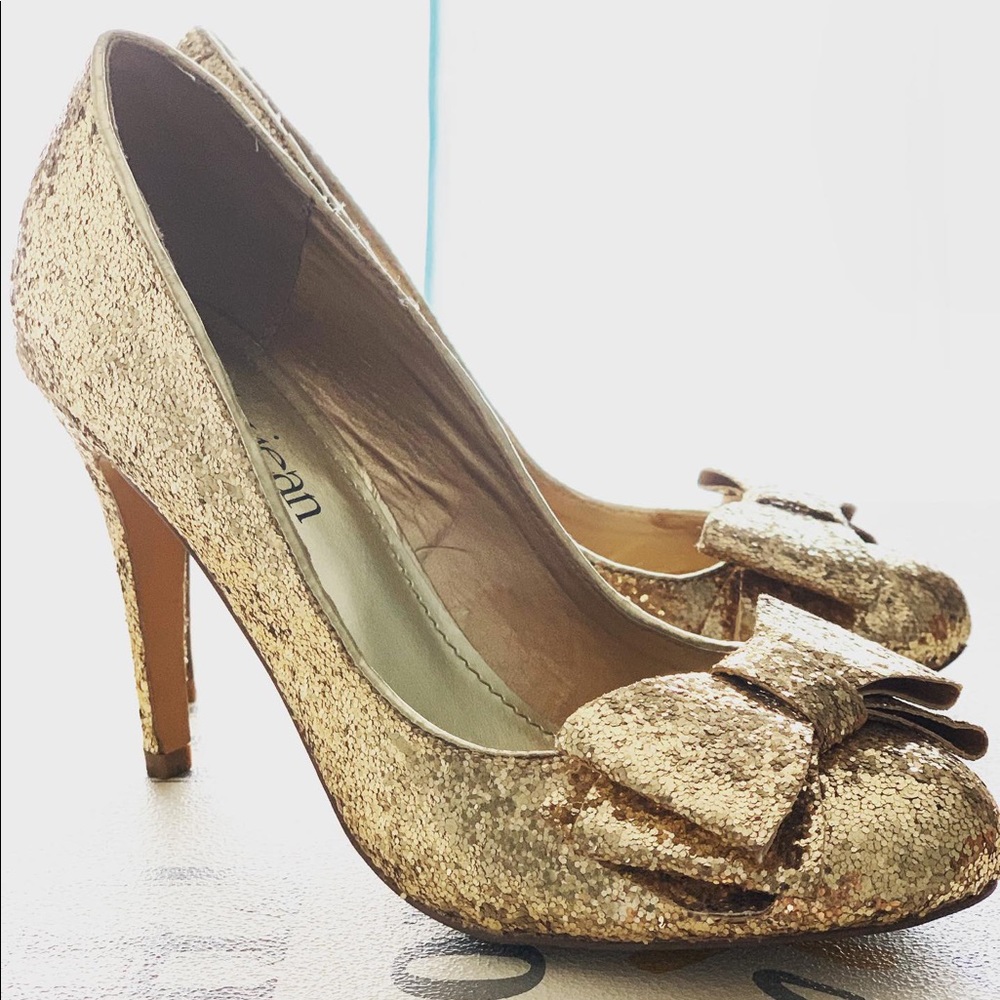 Gold pumps